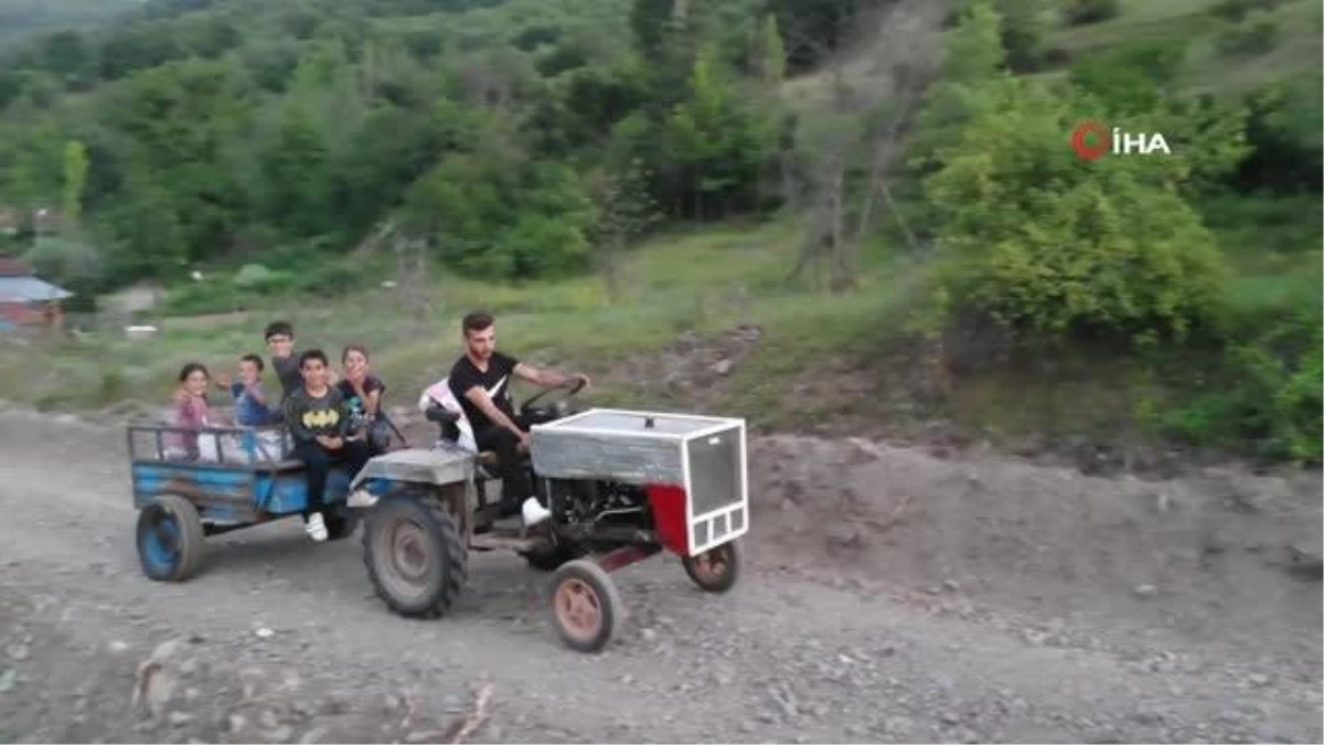 Köyde yaşayan gençler hurda malzemelerden traktör ve araba yaptı