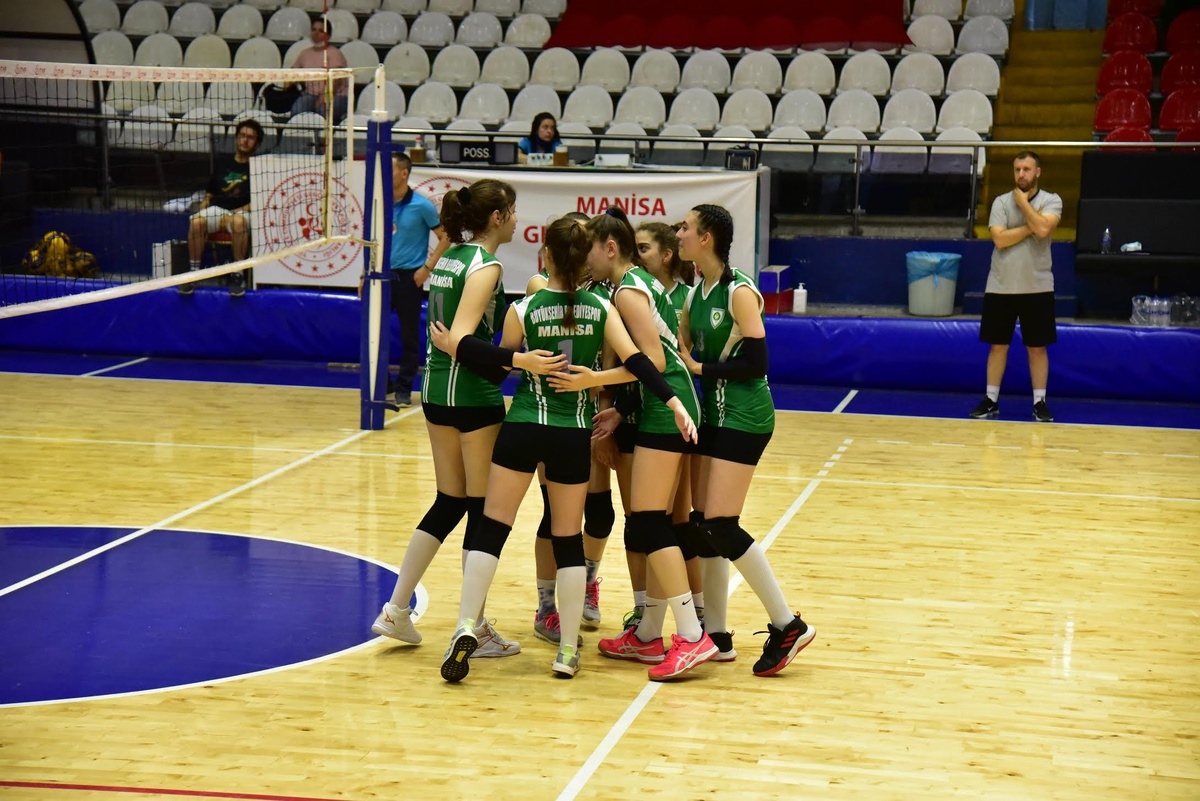 Küçük kızlarımız grubunu lider tamamladı