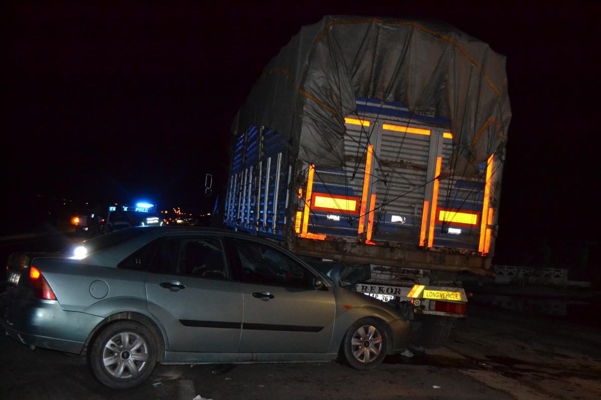 Manisa\'da kontrolden çıkarak iki araca çarpan otomobildeki 5 kişi yaralandı