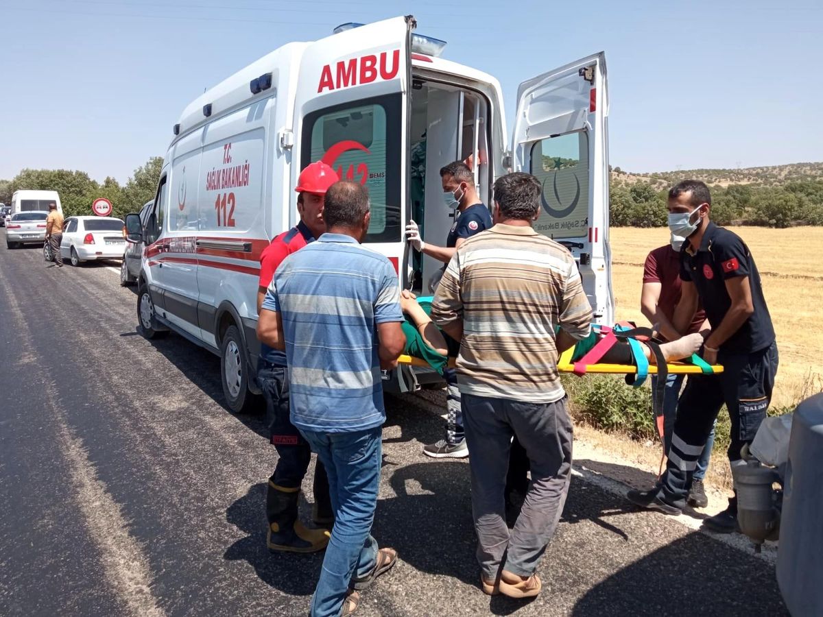 Mardin\'de araç şarampole yuvarlandı: 1\'i ağır 4 yaralı