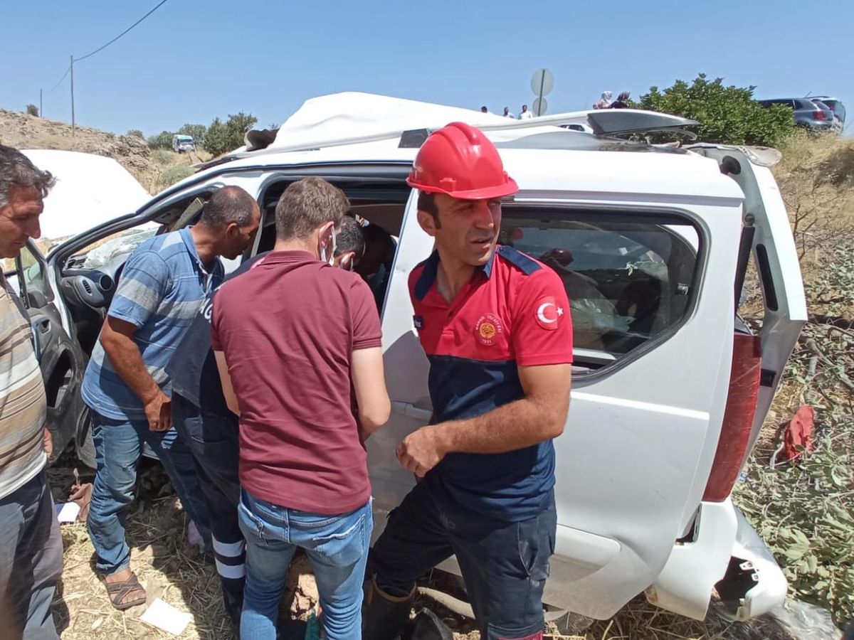 Mardin\'de hafif ticari aracın devrilmesi sonucu 4 kişi yaralandı