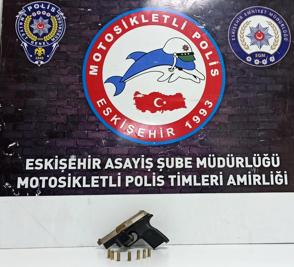 Motosikletli polislerin durdurduğu şahsın üzerinden tabanca çıktı