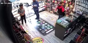 Müşteri gibi gelip sadaka kutusunu böyle çaldılar