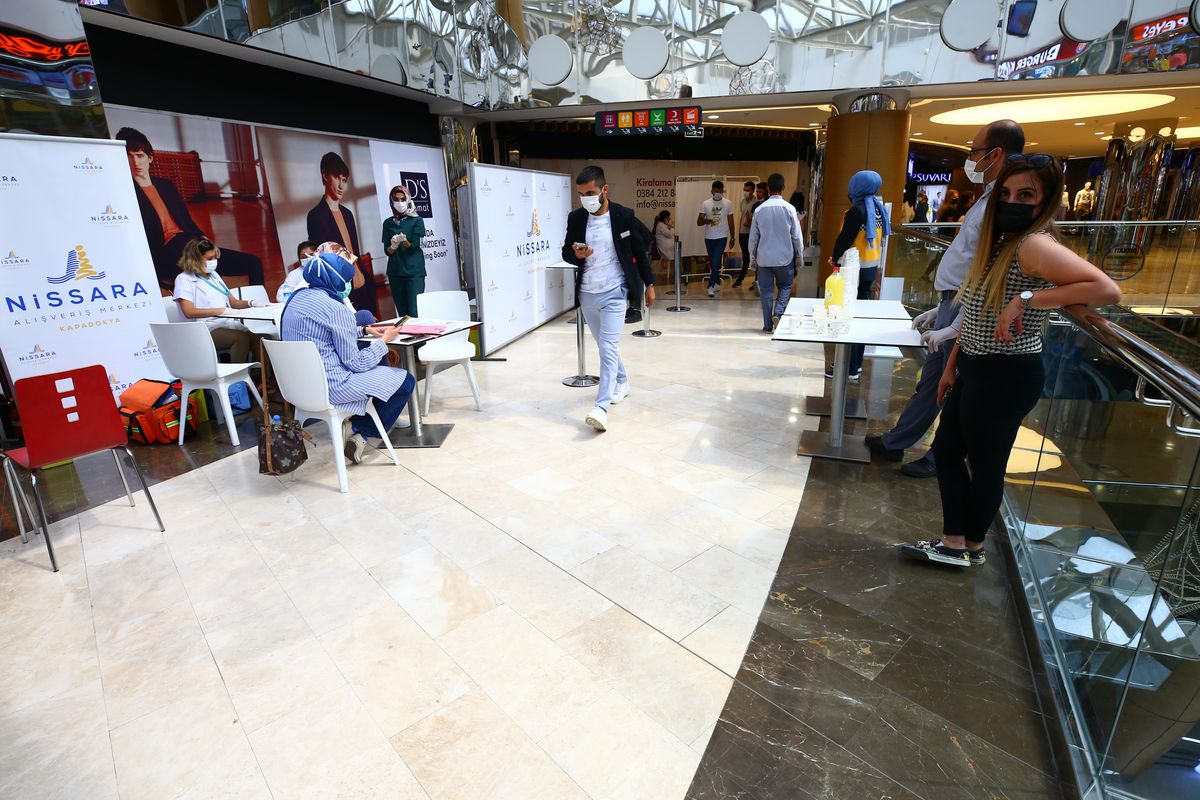 Nevşehir\'de alışveriş merkezine kurulan stantta aşı yapıldı
