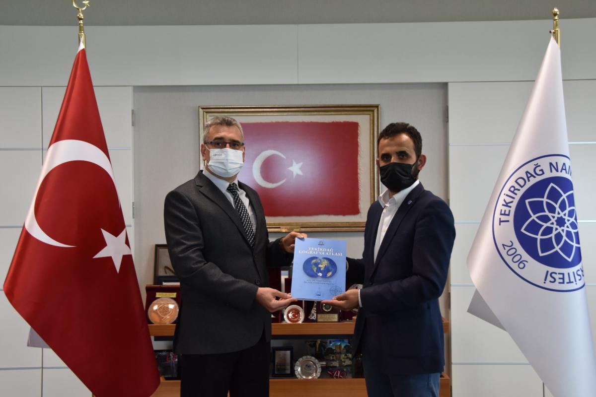 NKÜ öğretim üyelerinin hazırladığı "Tekirdağ Coğrafya Atlası" Rektör Şahin\'e takdim edildi