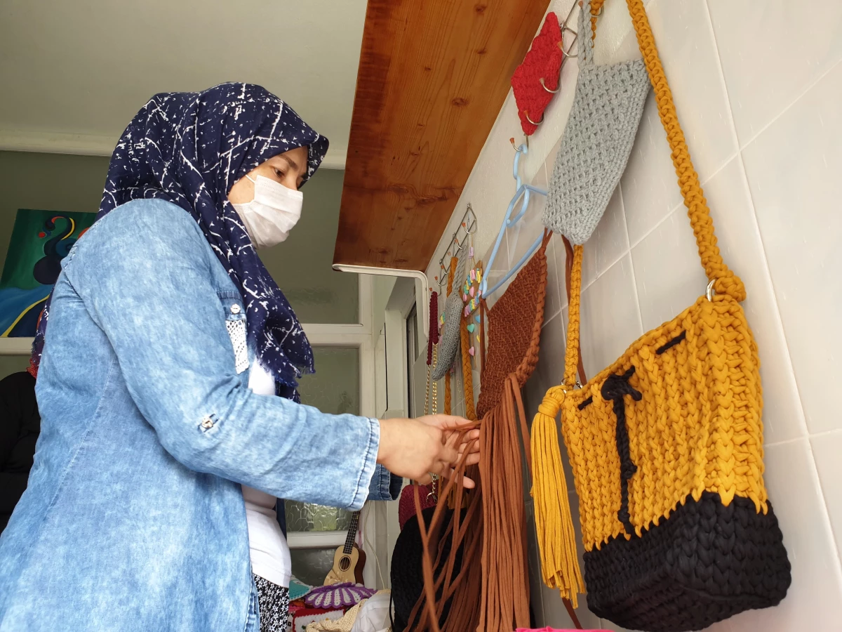 Evsel atıklar kadınlar tarafından el işi ürünlere dönüştürülüyor