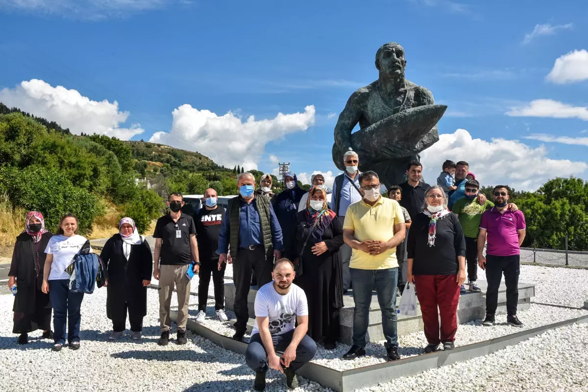 Otobüsün direksiyonuna geçen Belediye Başkanı, ilçe halkını Çanakkale\'ye götürdü