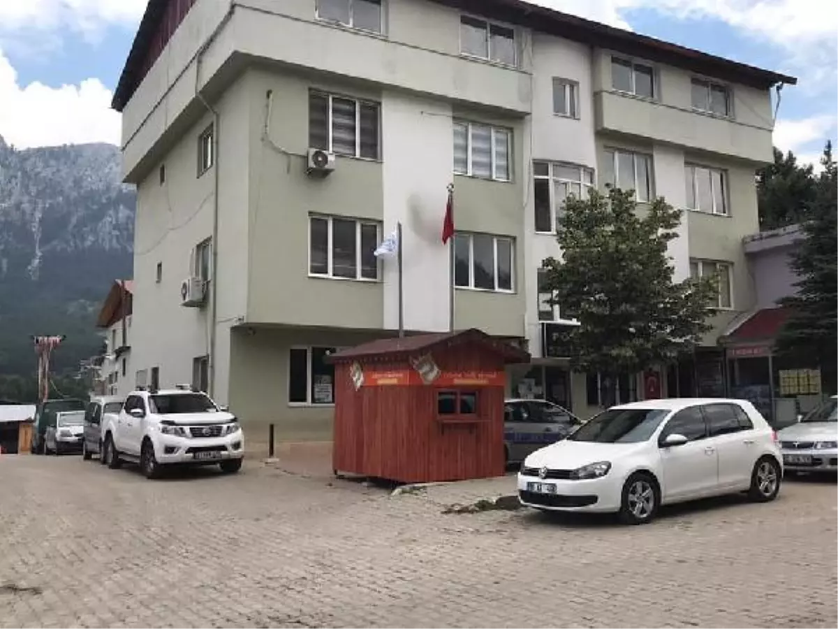 Pozantı Belediye Başkanı Çay\'dan hizmet binası önüne büfe tepkisi