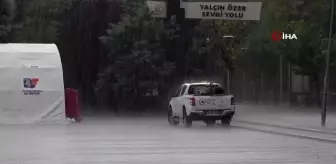 Şiddetli yağmur yolları göle çevirdi