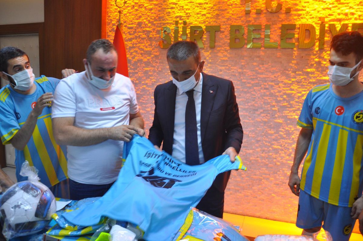 Siirt Belediyesi işitme engelli sporculara malzeme desteğinde bulundu