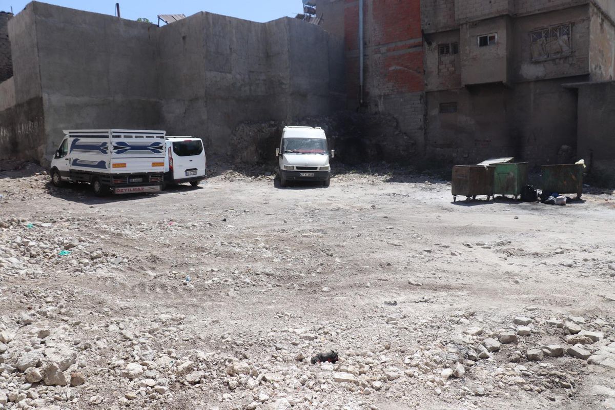 Siirt\'te 7 metruk binanın yıkımı yapıldı