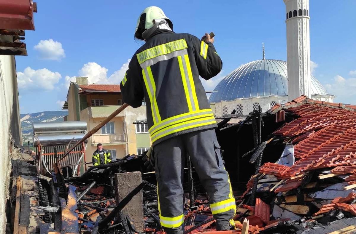 Söndü zannedilen mangal kıvılcımı evin çatısını yaktı