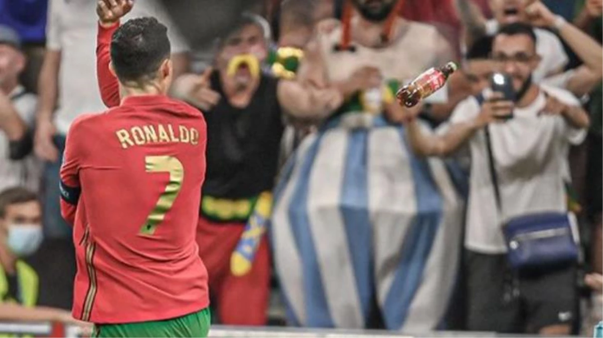 \'Su için\' mesajı veren Ronaldo\'ya, tribünler kola şişesi fırlattı