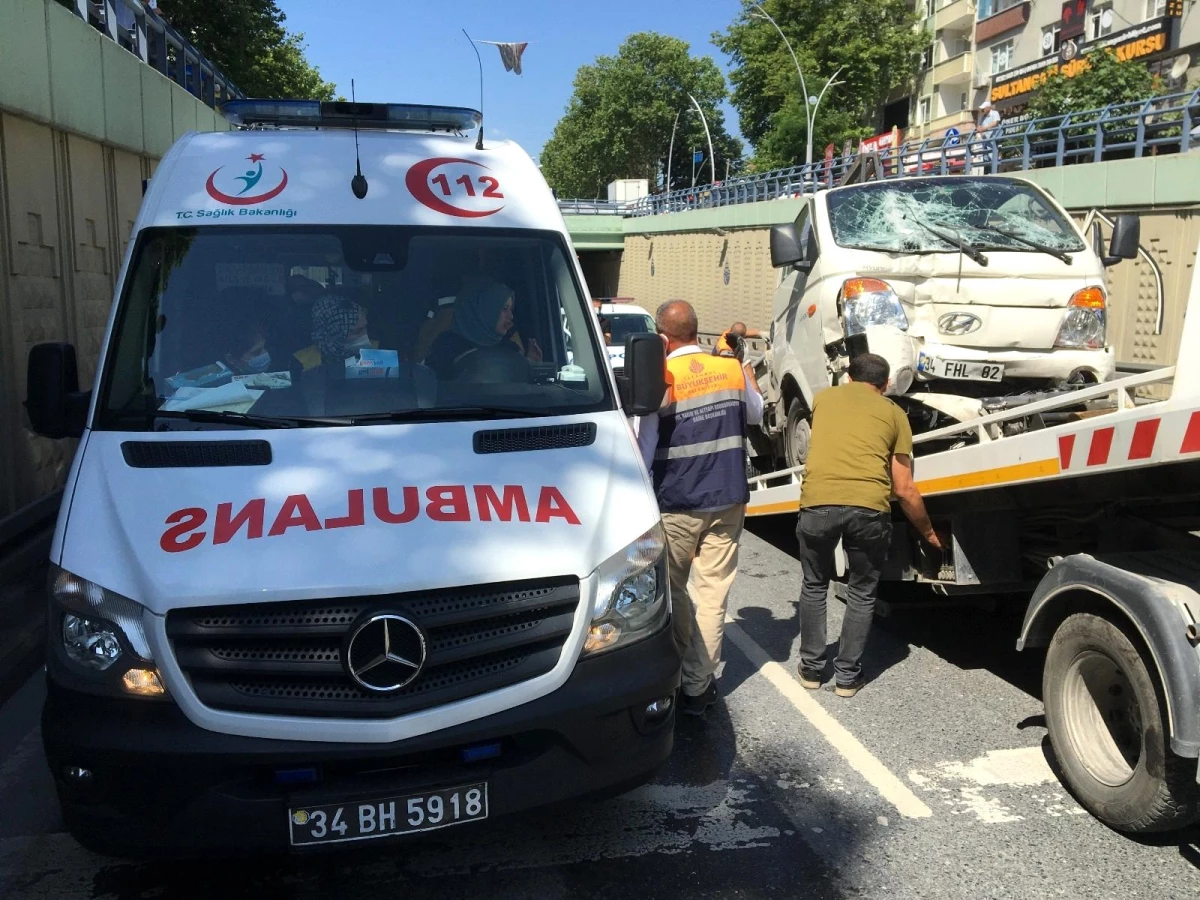 Sultangazi\'de sıkışmalı kaza : 1\'i ağır 2 yaralı
