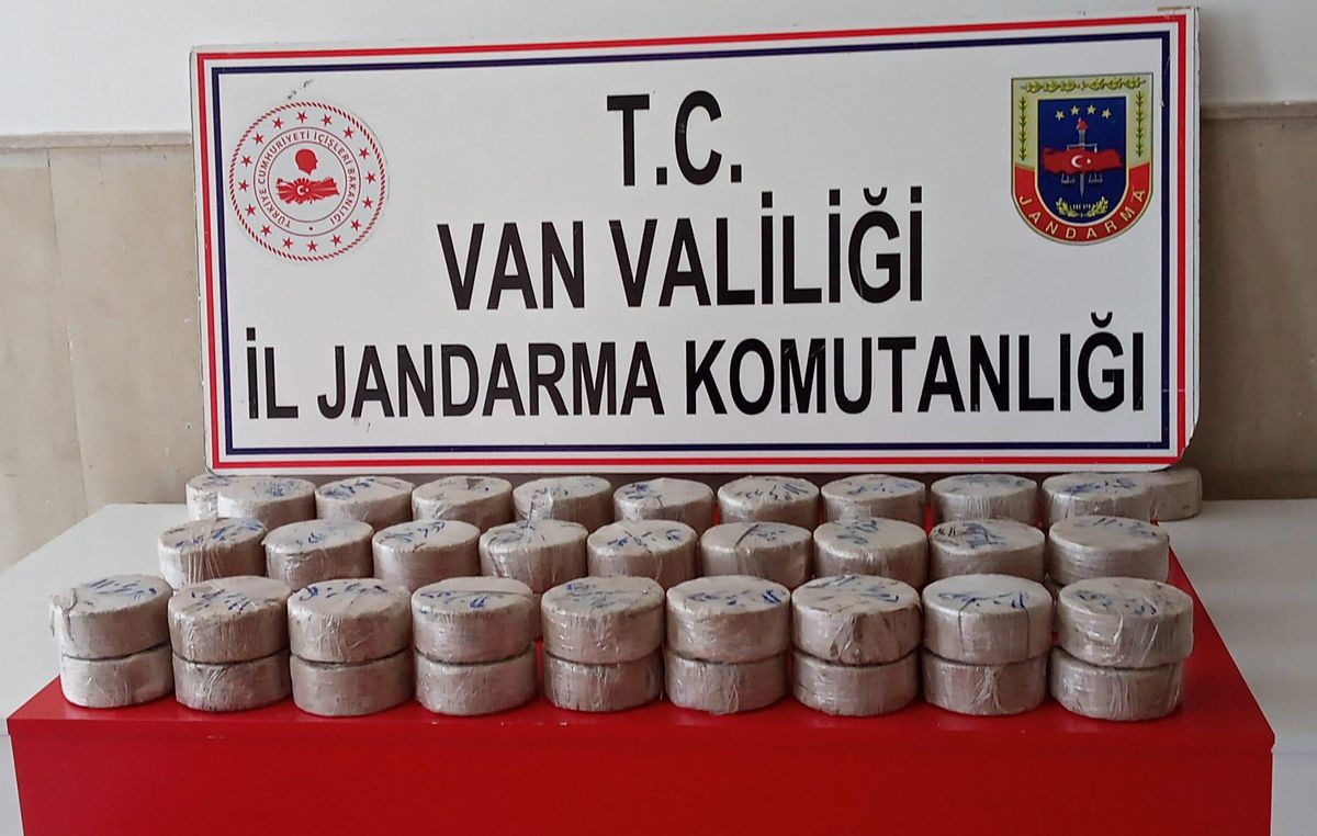 Van\'da iki kişinin araziye gömdüğü çantada 29 kilogram eroin ele geçirildi