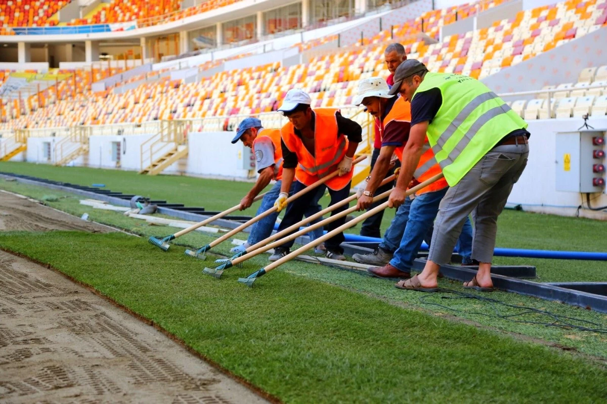 Yeni Malatya Stadyumu\'nda çim serimi başladı