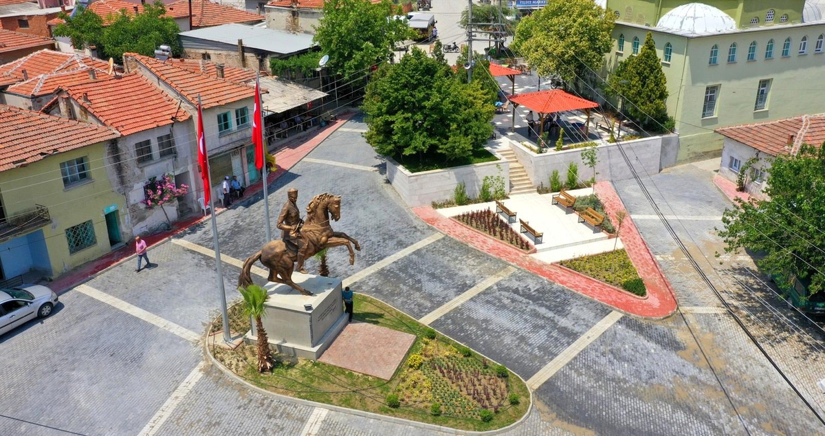 Yenilenen mahalle meydanına şehit pilotun ismi verildi