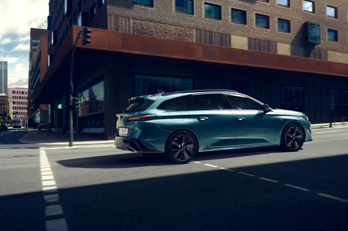 Yenilenen Peugeot 308 SW yüzünü gösterdi