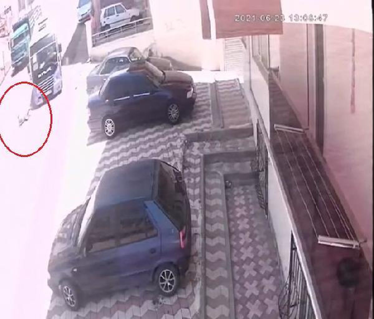 Son dakika haberleri: Yolcu minibüsünün küçük Emir\'e çarpması kamerada