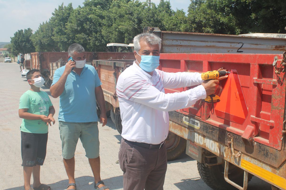 Yumurtalık\'ta çiftçilere traktör römorklarına takmaları için reflektör dağıtıldı