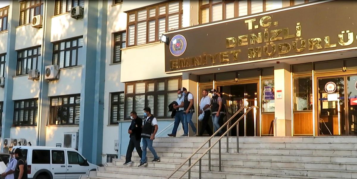 95 kişiyi mağdur eden tefecilerin evinden 2 milyonluk çek ve senet çıktı