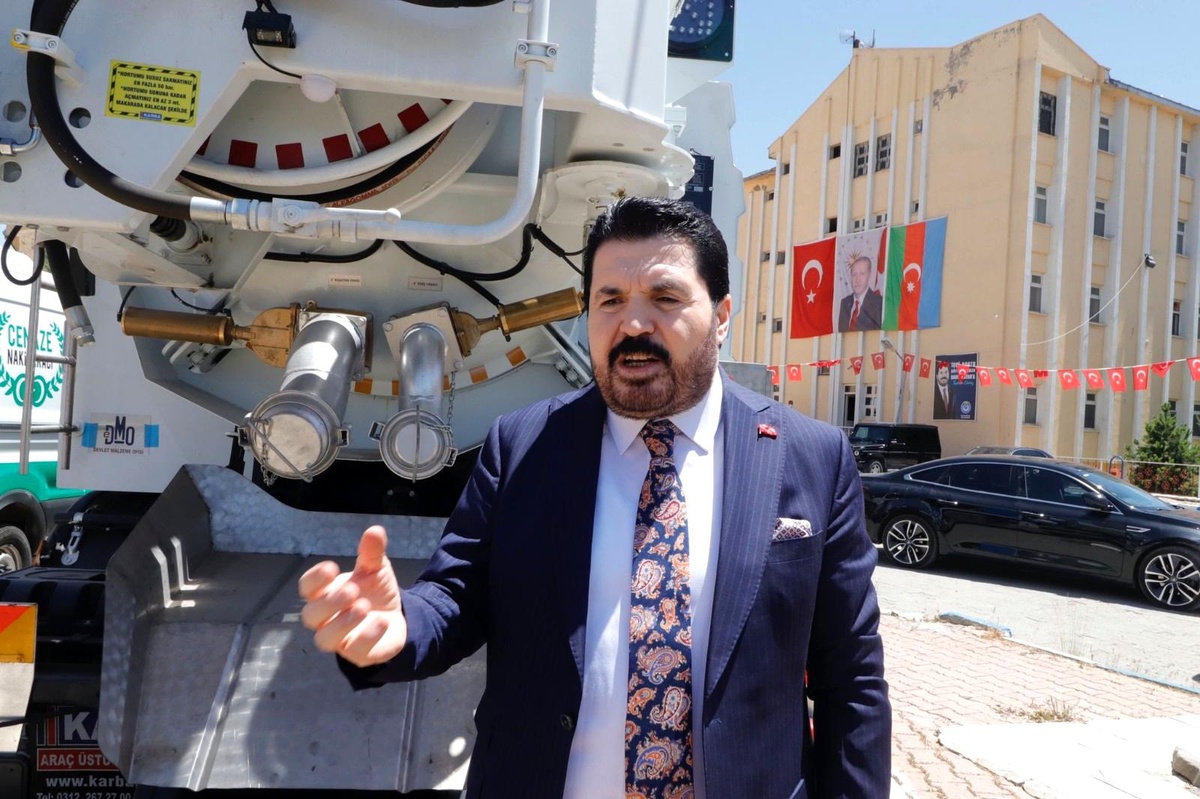 Ağrı Belediyesi filosuna Cenaze Nakil ve Kanal Açma aracı ekledi