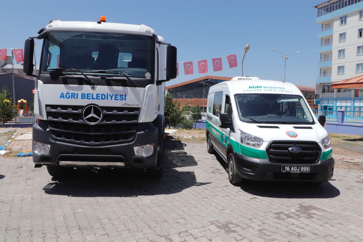 Ağrı Belediyesi Filosuna Cenaze Nakil ve Kanal Açma Aracı ekledi