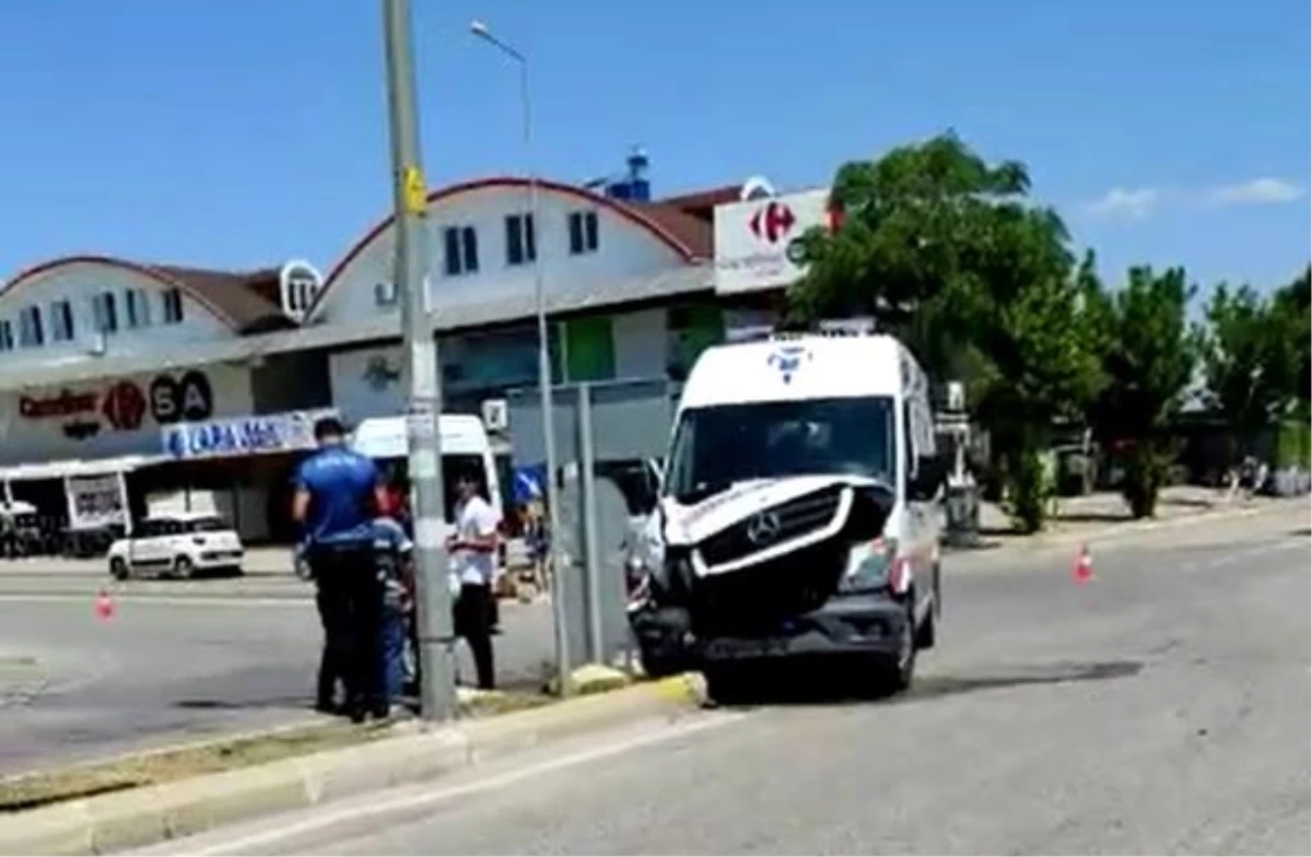 Son dakika! Antalya\'da tur minibüsü ile ambulans çarpıştı