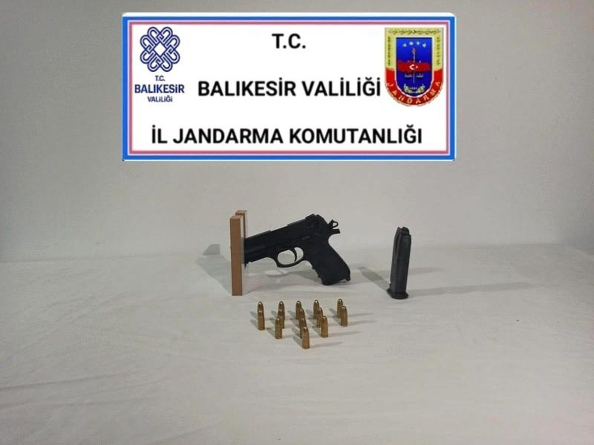 Balıkesir\'de jandarma 13 aranan şahsa gözaltı