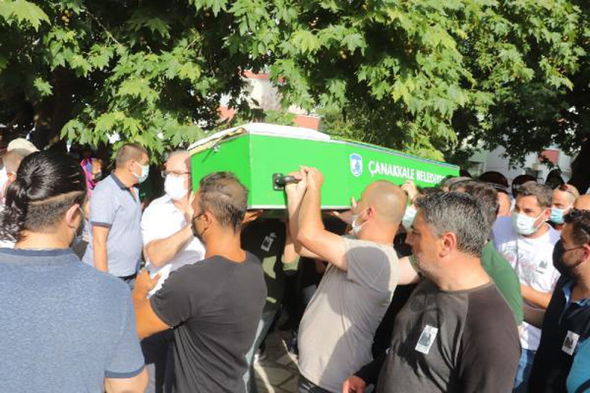 Balkondan düşerek ölen pilot Çanakkale\'de toprağa verildi