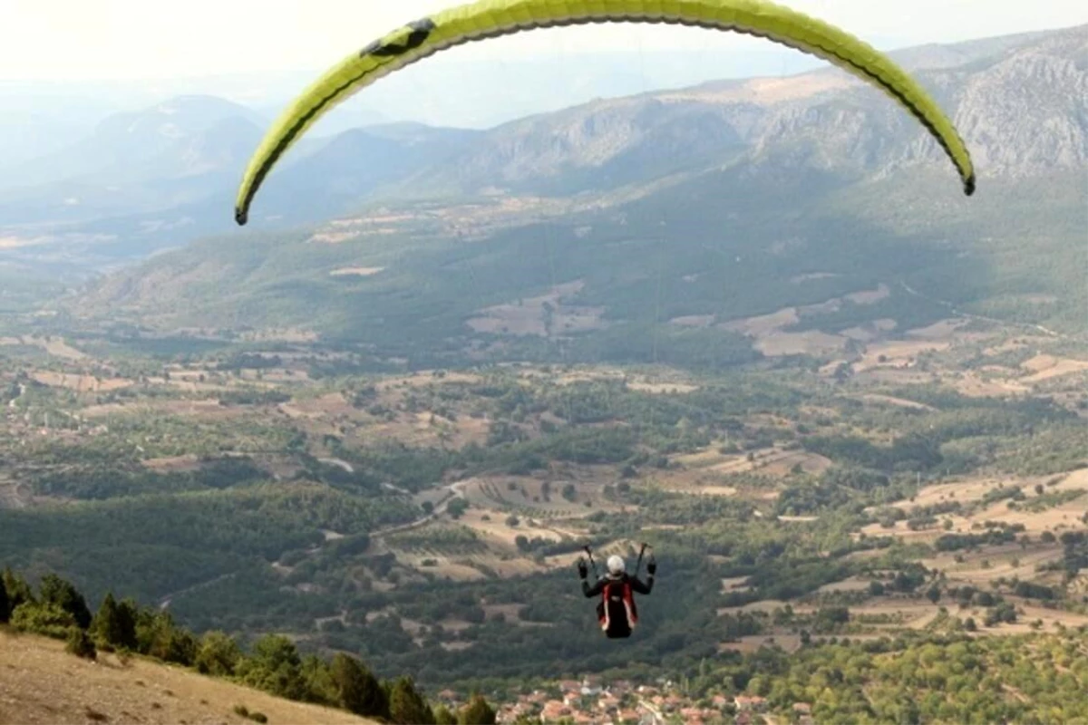 Bin 300 rakımlı Hasan Dağı yamaç paraşütü tutkunlarının mekanı oldu