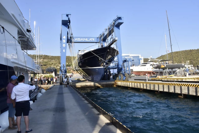 Bodrum'da 3 milyon avroluk lüks yat denize indirildi