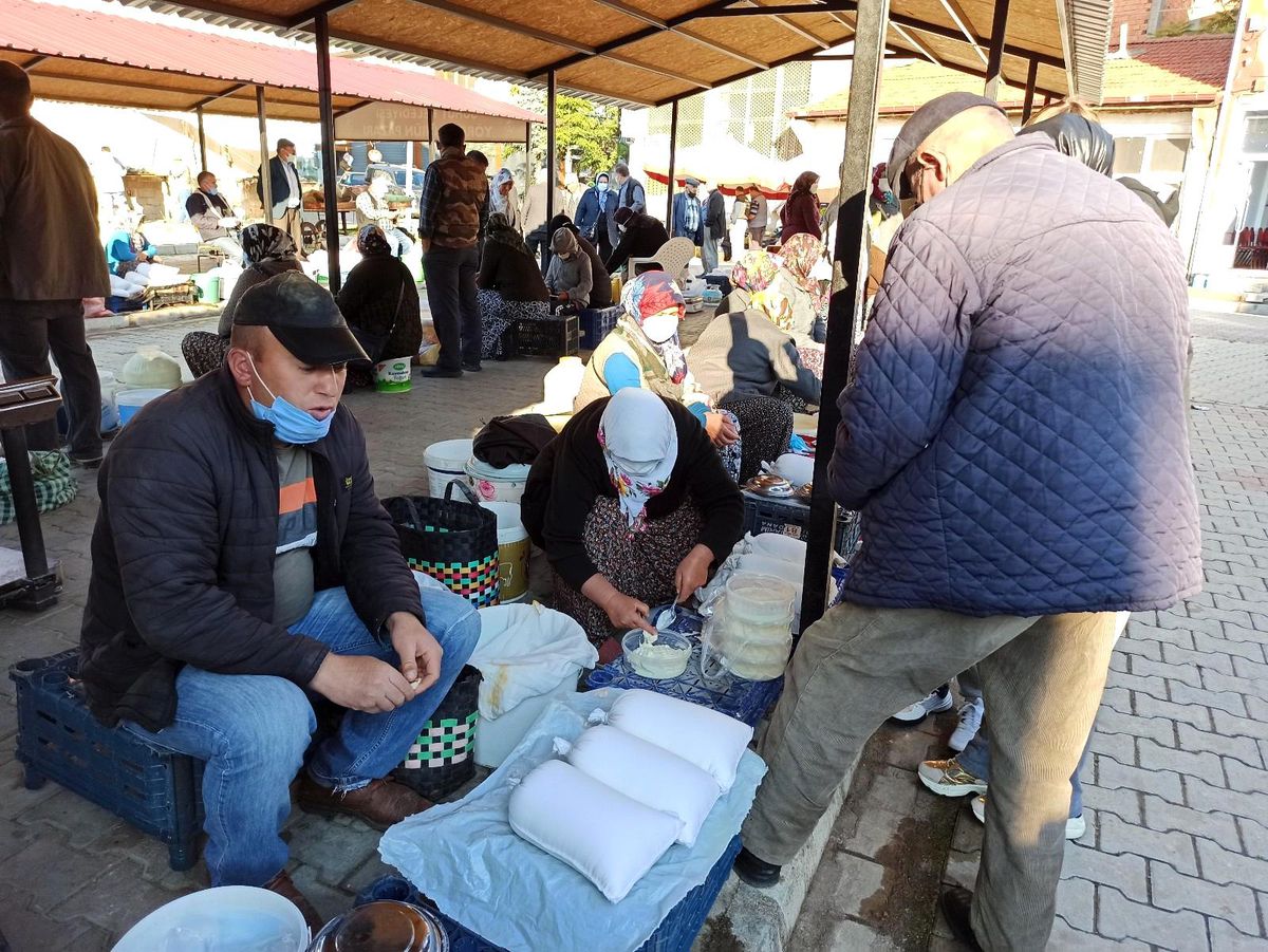 Bu pazarda satılan ürünler hem doğal hem yöresel