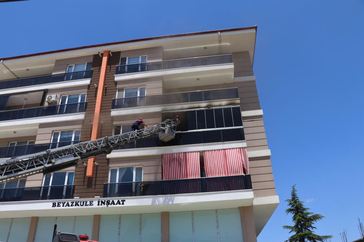 Burdur\'da bir apartman dairesinde çıkan yangında 7 kişi dumandan etkilendi