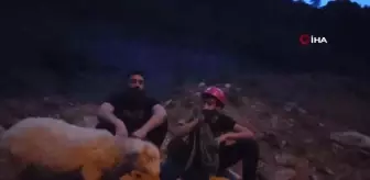 Dedesinin kayalıklarda mahsur kalan koyununu dağcı torunu kurtardı