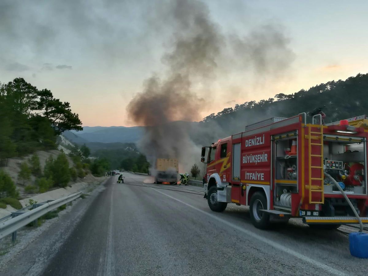 Denizli\'de hareket halinde yanan hafriyat kamyonunda zarar oluştu