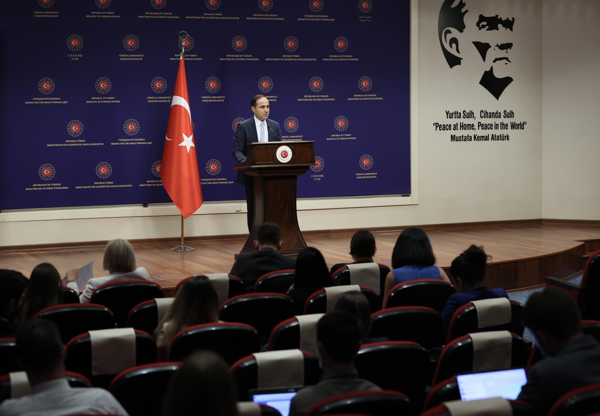 Dışişleri Sözcüsü Bilgiç: "Biz Atina Mutabakatına bağlıyız ancak Yunan tarafının bu mutabakatı alenen ihlal etmesini ellerimiz bağlı şekilde...