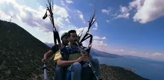 Son dakika haber... Eğirdir Gölü'ndeki su kaybına dikkat çekmek için gökyüzünde klarnet çaldı