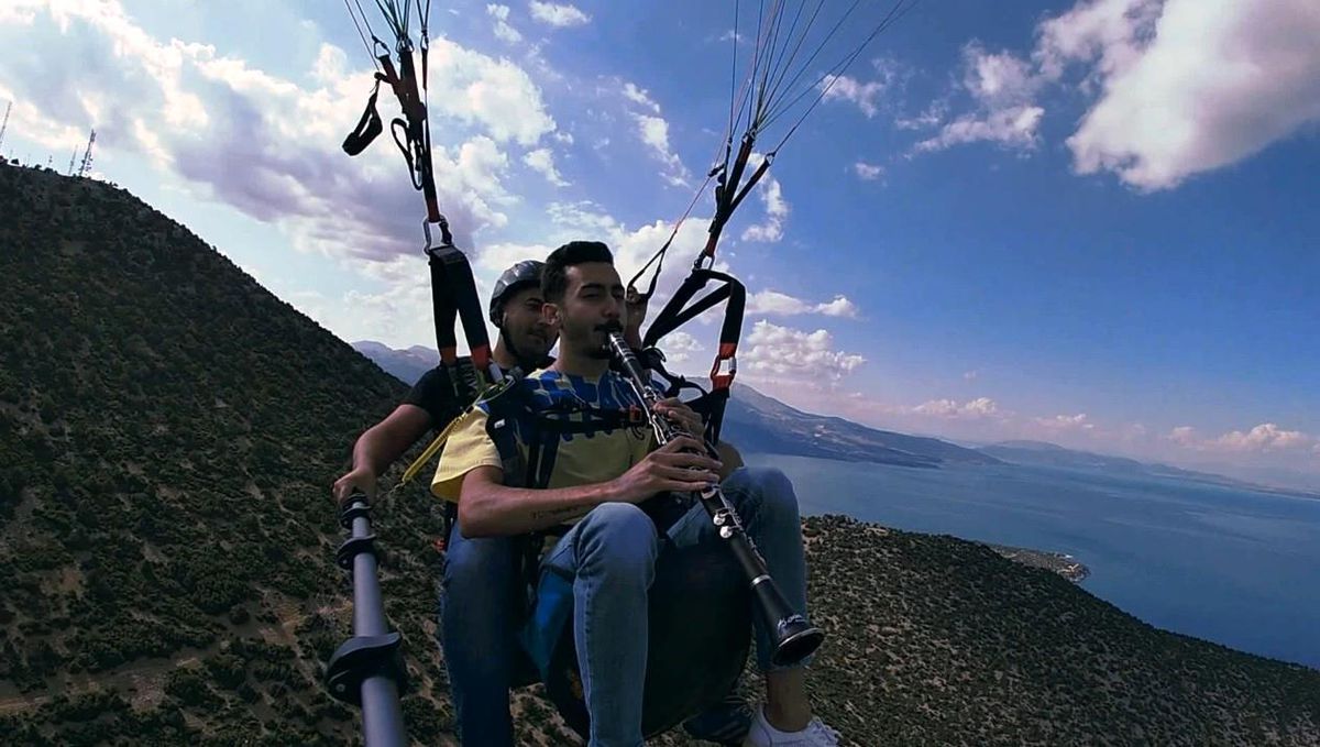 Son dakika haber... Eğirdir Gölü\'ndeki su kaybına dikkat çekmek için gökyüzünde klarnet çaldı