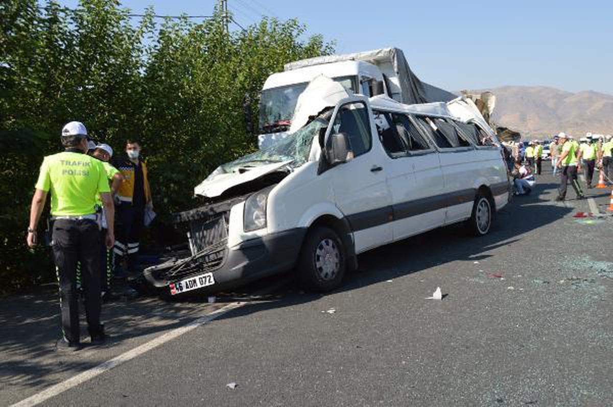 Elazığ\'da düğün yolunda kaza; 3 ölü, 12 yaralı