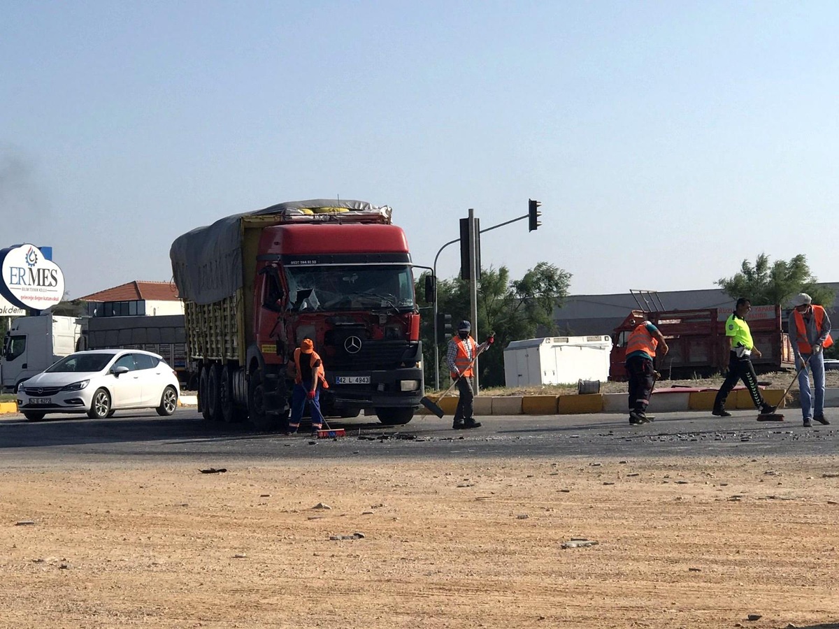 Ereğli\'de tır ile kamyon çarpıştı: 2 yaralı