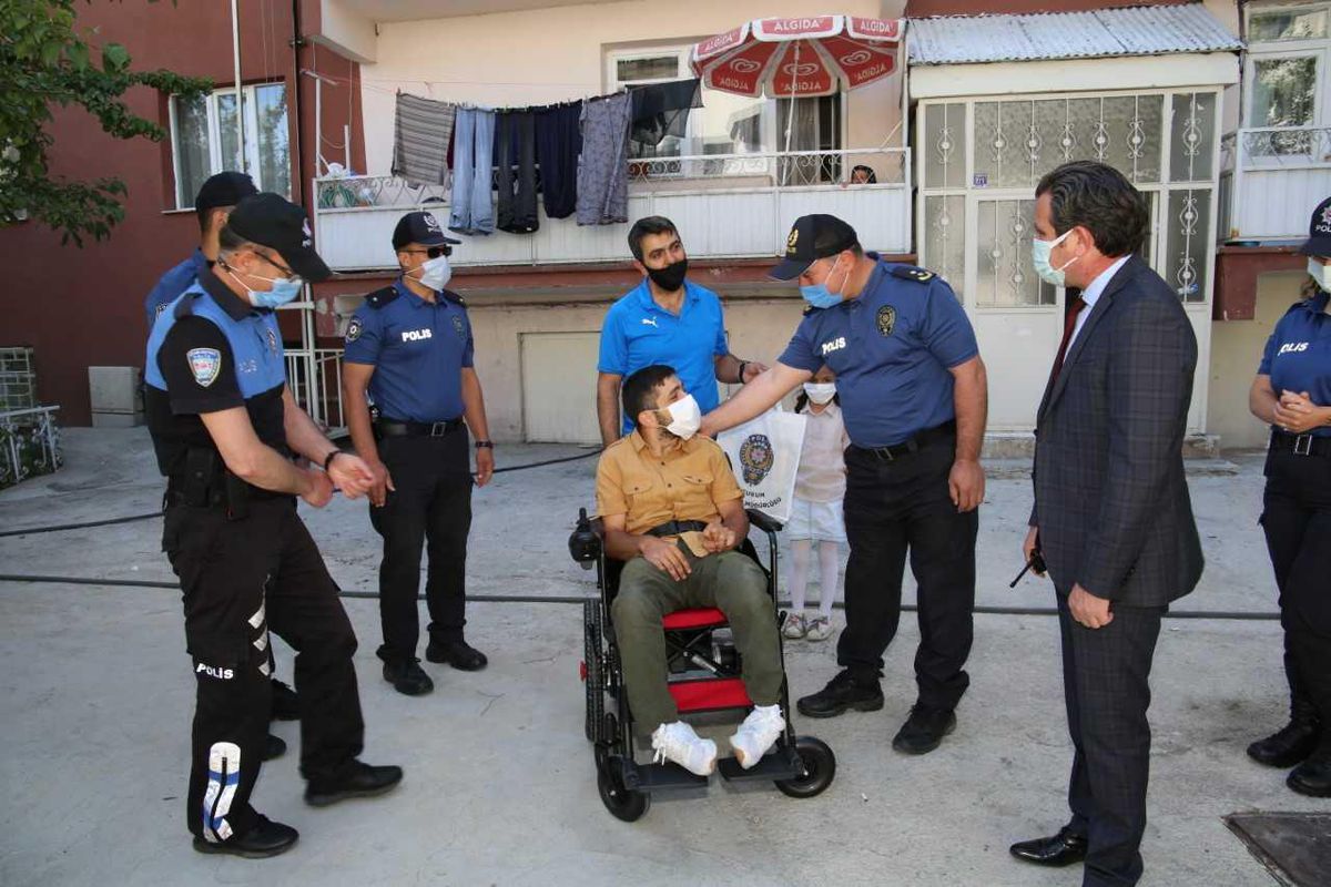 Son Dakika | Erzurum\'da tekerlekli sandalyesi çalınan engelli gencin yüzü polisin akülü araç hediyesiyle güldü