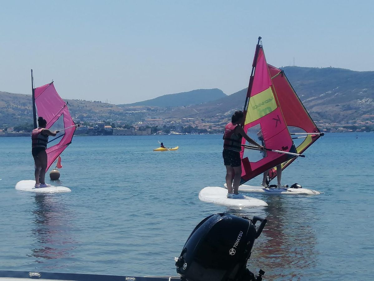 Foça\'da Ortaokul öğrencilerine rüzgar sörfü, yelken ve deniz kanosu eğitimleri verildi…