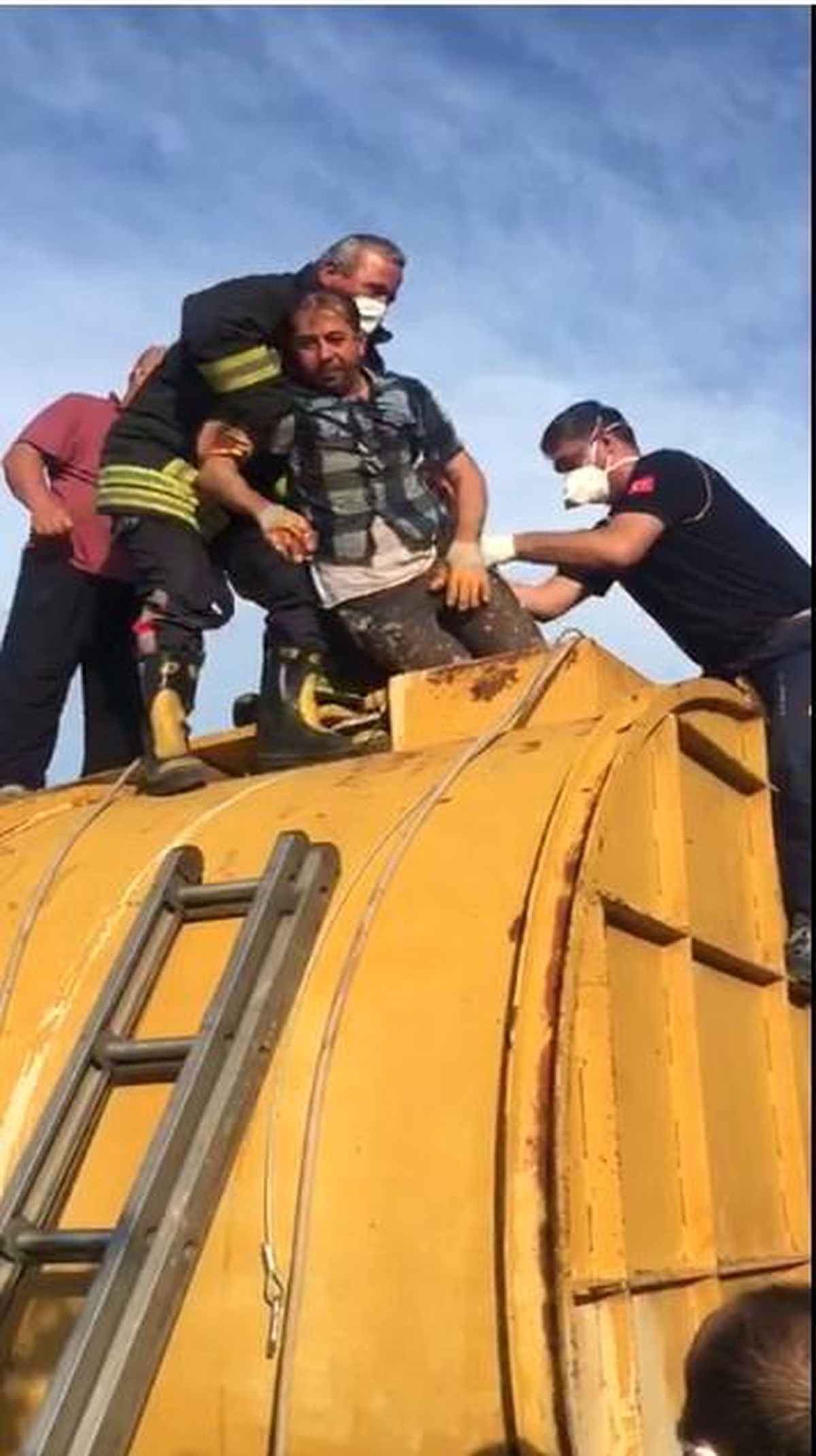 Girdikleri kazan içerisinde baygınlık geçiren 2 işçiyi itfaiye kurtardı
