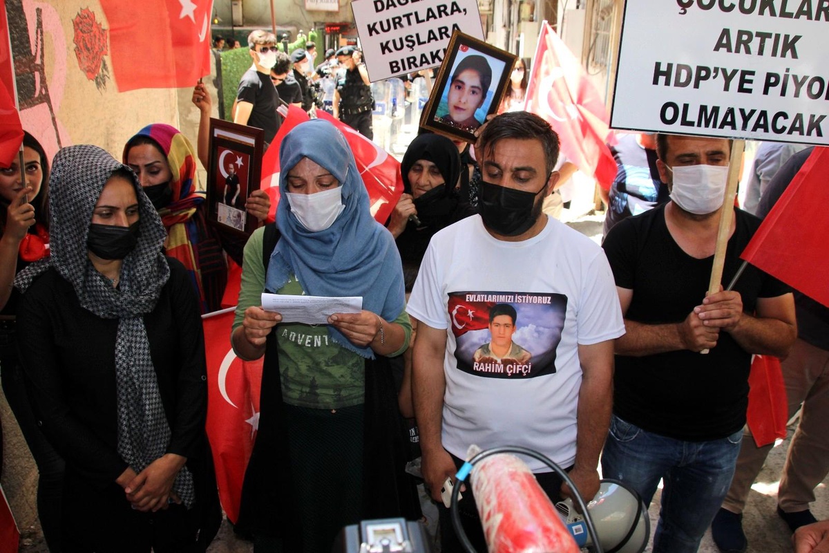 Hakkarili anne: "Buldan\'ın çocukları villalarda ve diskoteklerde"