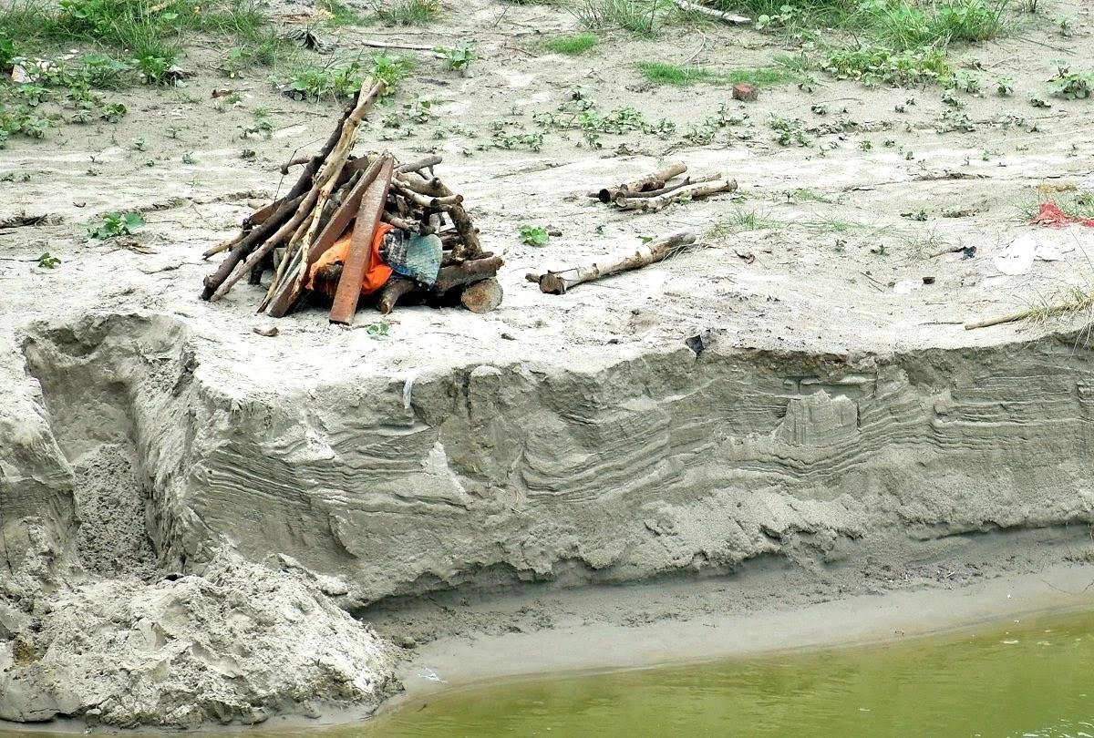 Hindistan\'da şiddetli yağış gömülmüş yüzlerce cesedi ortaya çıkardı