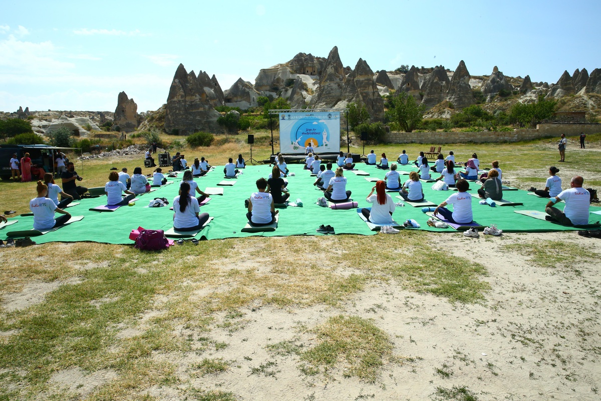 Hindistan\'ın Ankara Büyükelçiliği "Dünya Yoga Günü" etkinliğinin final programını Kapadokya\'da yaptı