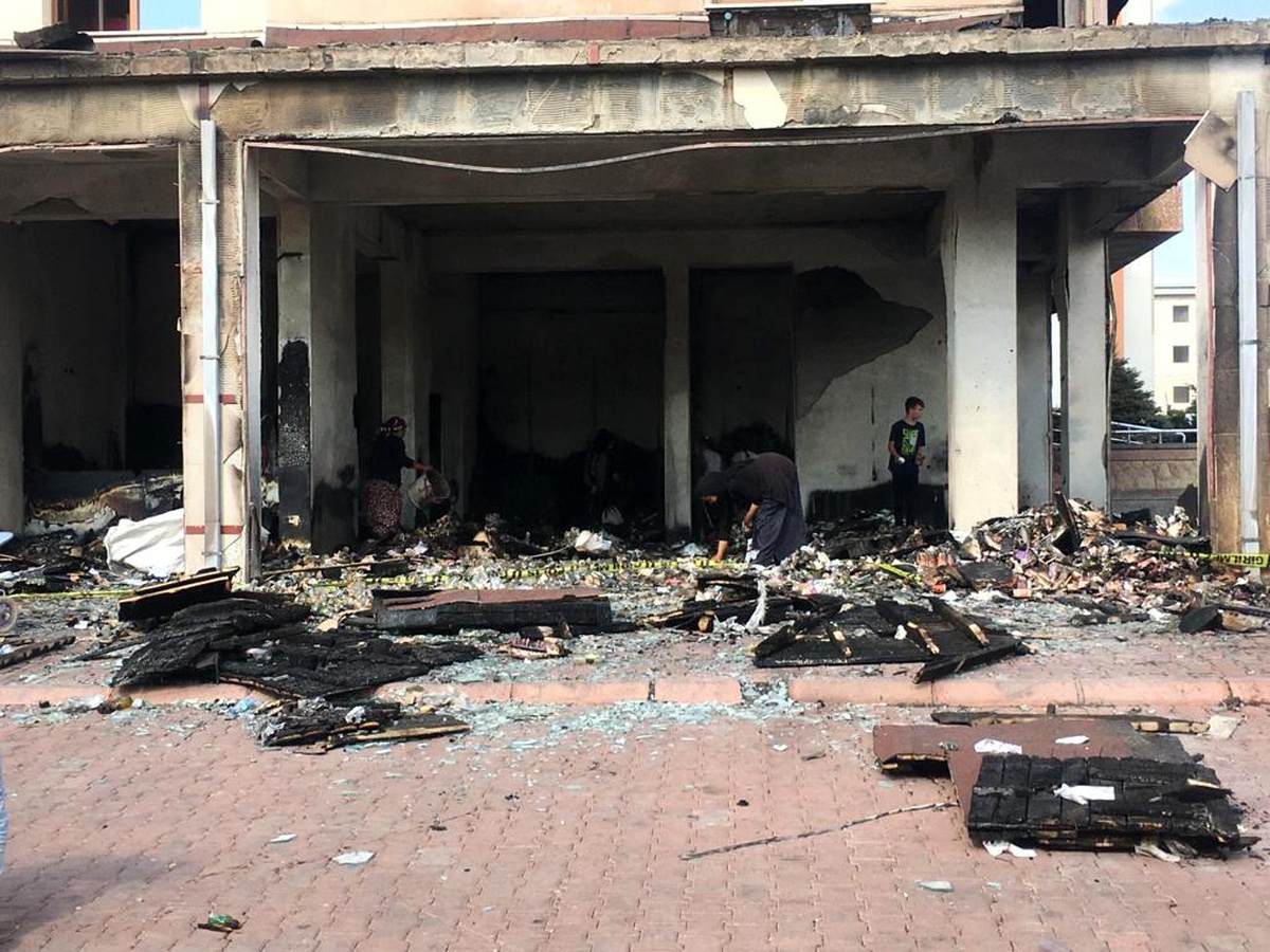 Son dakika haberi! İş yeri ve 3 otomobilin küle döndüğü yangından geriye bu görüntüler kaldı