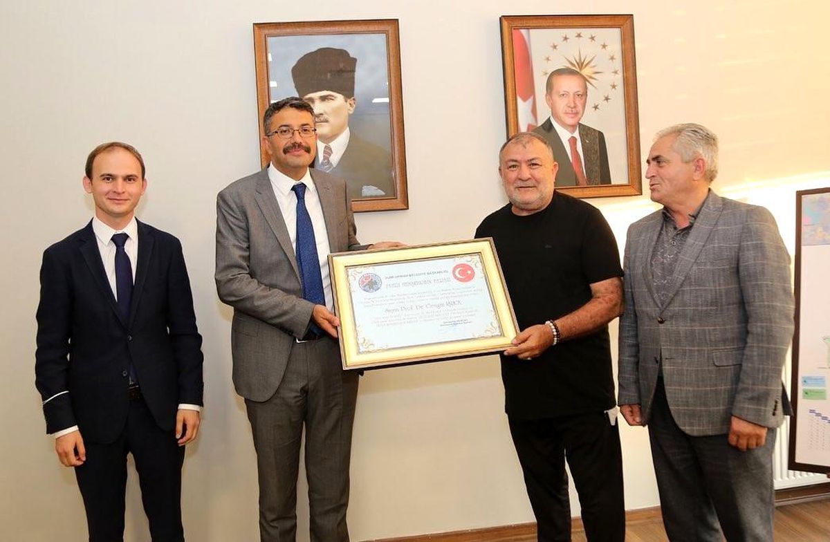 Işık ve Özer\'e fahri hemşehrilik beratı