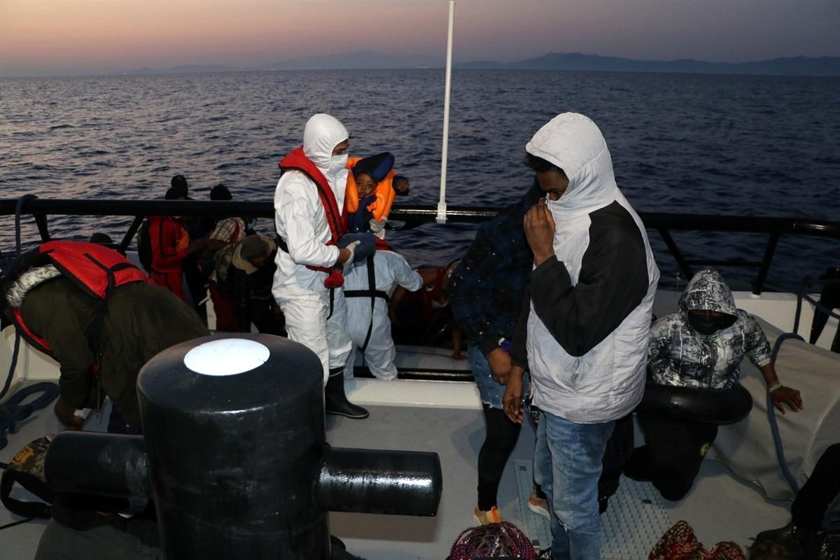 İzmir açıklarında 32 düzensiz göçmen kurtarıldı